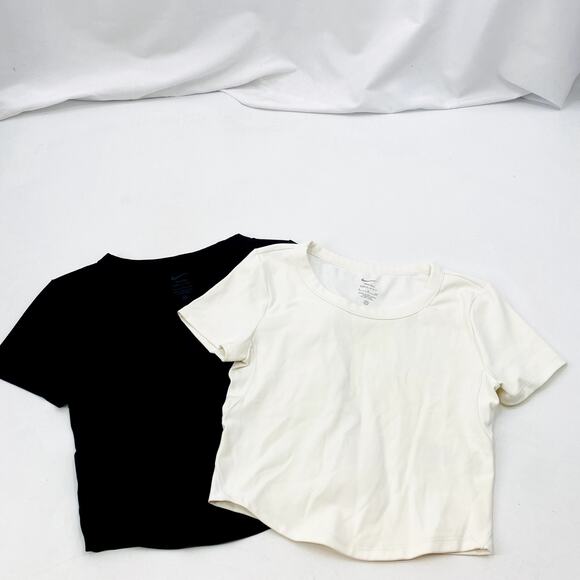 Nike bundle of 2 athletic tops - Picture 2 of 4